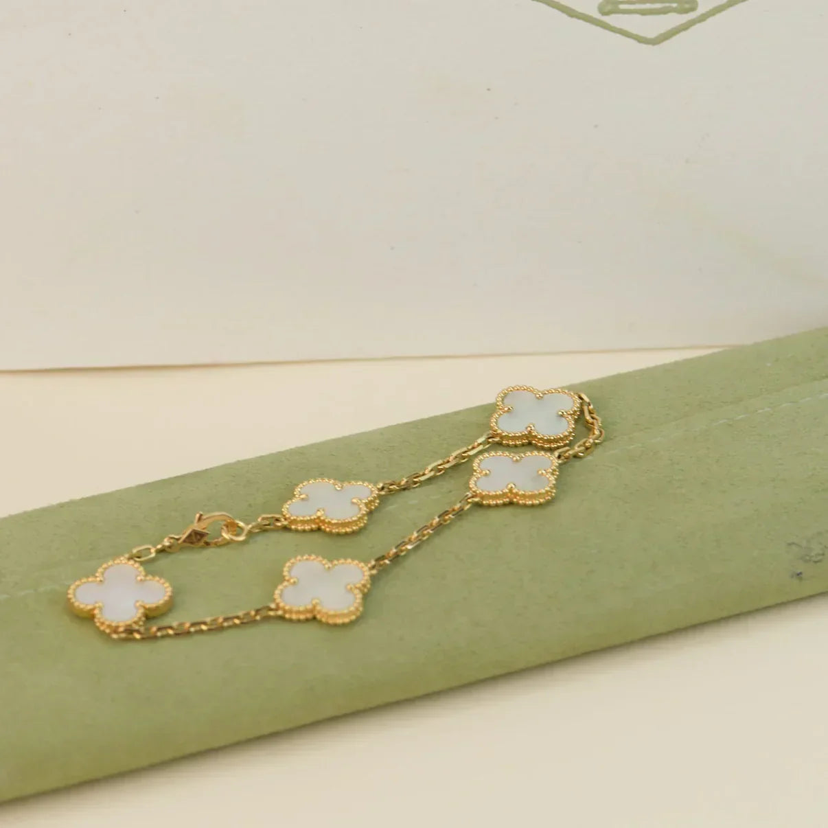 [Renovia Jewelry]CLOVER WHITE PEARL MOP 5 MOTIF BRACELET COLLECTION